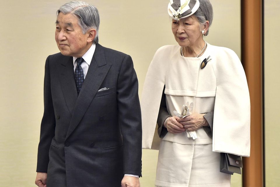 Der japanische Kaiser Akihito und seine Frau Michiko, das scheidende Kaiserpaar Japans - schon 27 Jahre ist der jetzt 82-jährige Akihito der Mann auf dem Chrysanthementhron.