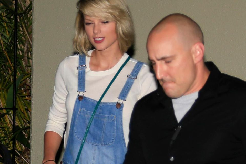 Tom Hiddleston: Taylor Swift beim Shoppen in Australien: Ihr Bodyguard darf später die Taschen mit den Einkäufen tragen. Taylor Swift beim Shoppen in Australien: Ihr Bodyguard darf später die Taschen mit den Einkäufen tragen.