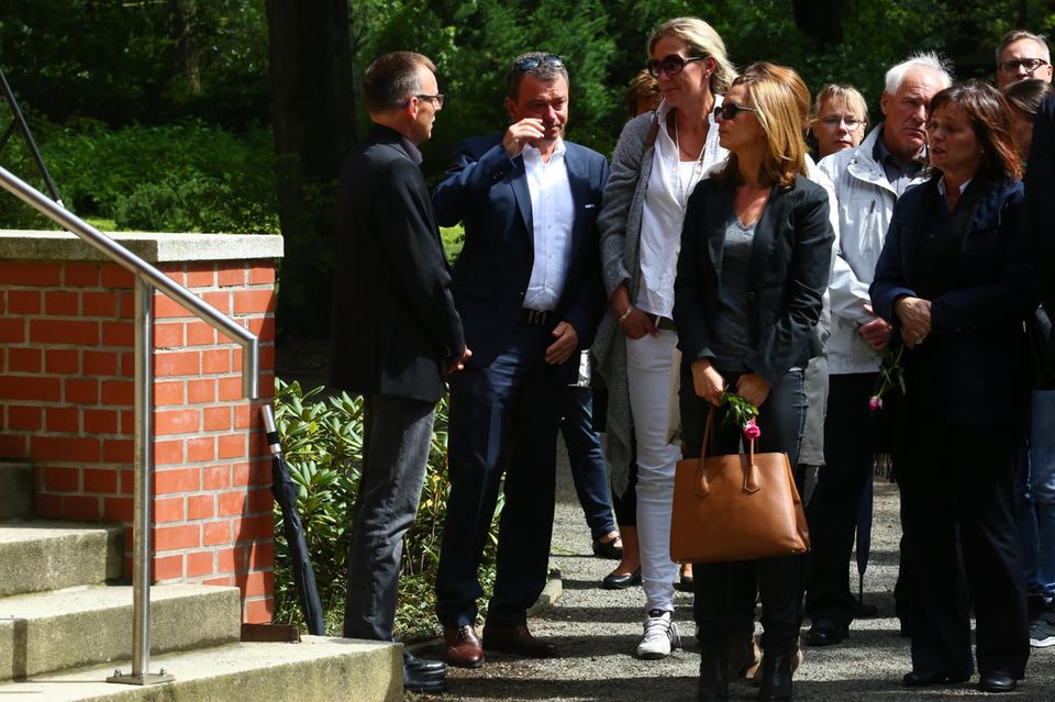 Jana Thiel (†): Die Trauergemeinde in Cottbus Trauer um ZDF-Moderatorin Jana Thiel (†44)