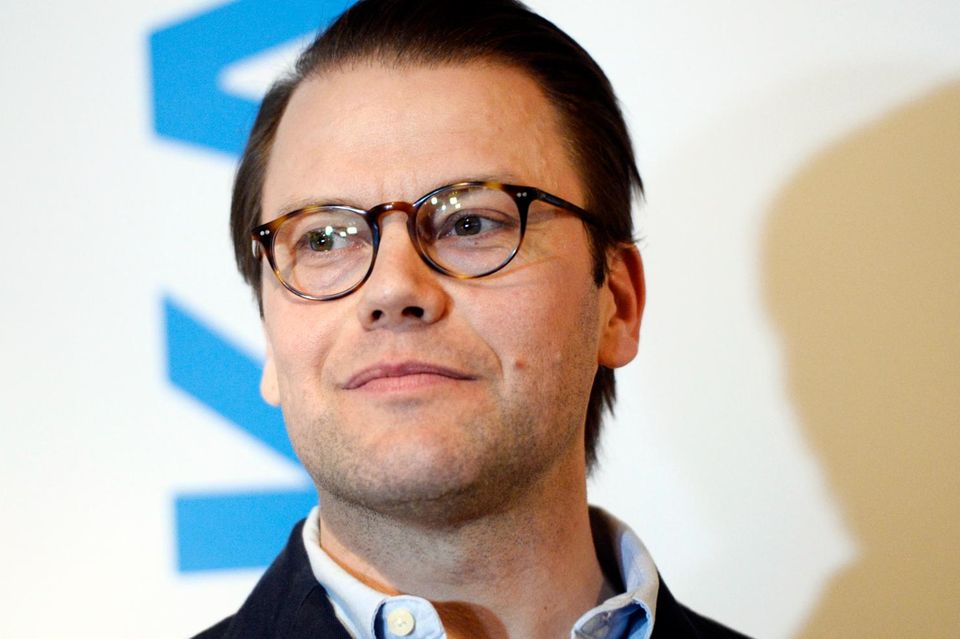 Prinz Daniel: Ein sichtlich mitgenommener Prinz Daniel bei der Pressekonferenz im Karolinska Krankenhaus: Er verkündet, dass Prinzessin Victoria einen Sohn bekommen hat Ein sichtlich mitgenommener Prinz Daniel bei der Pressekonferenz im Karolinska Krankenhaus: Er verkündet, dass Prinzessin Victoria einen Sohn bekommen hat