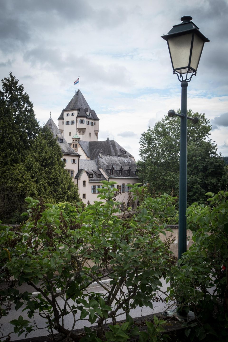 Henri + Maria Teresa von Luxemburg: Schloss Berg in Colmar-Berg. Luxemburg - Wohnsitz des luxemburgischen Großherzogspaares Maria Teresa und Henri von Luxemburg Schloss Berg in Colmar-Berg. Luxemburg - Wohnsitz des luxemburgischen Großherzogspaares Maria Teresa und Henri von Luxemburg