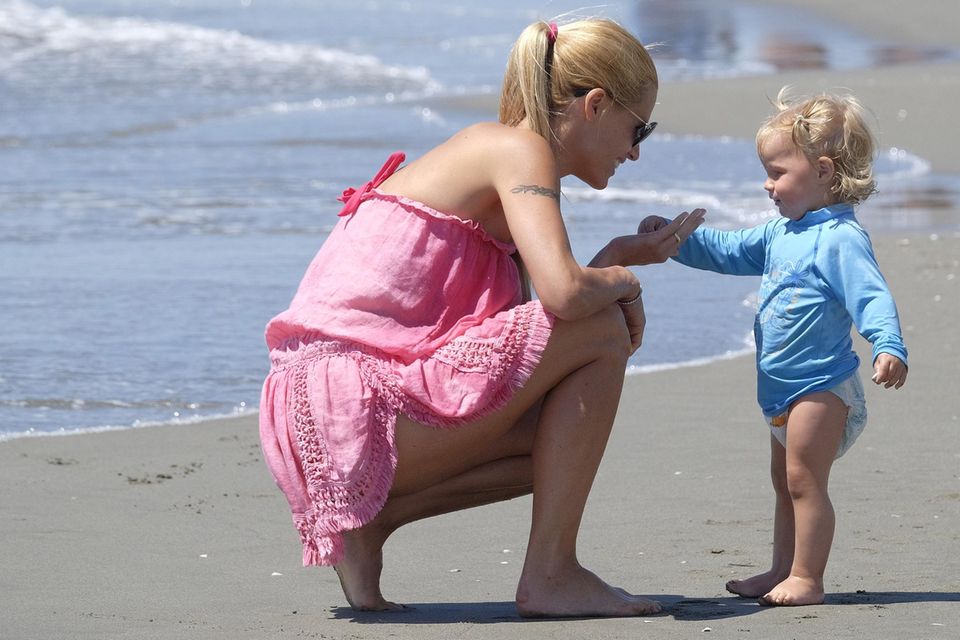 Michelle Hunziker: Michelle Hunziker und Celeste sammeln Muscheln Michelle Hunziker und Celeste sammeln Muscheln
