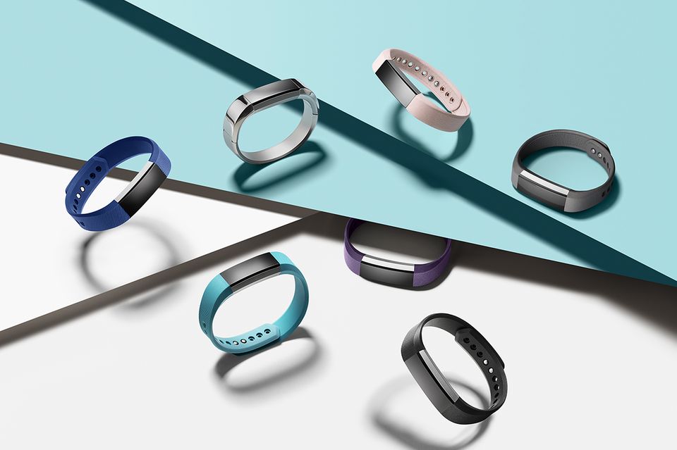 Das Modell "Alta" von Fitbit gibt es in mehreren stylischen Farben und Armband-Varationen.