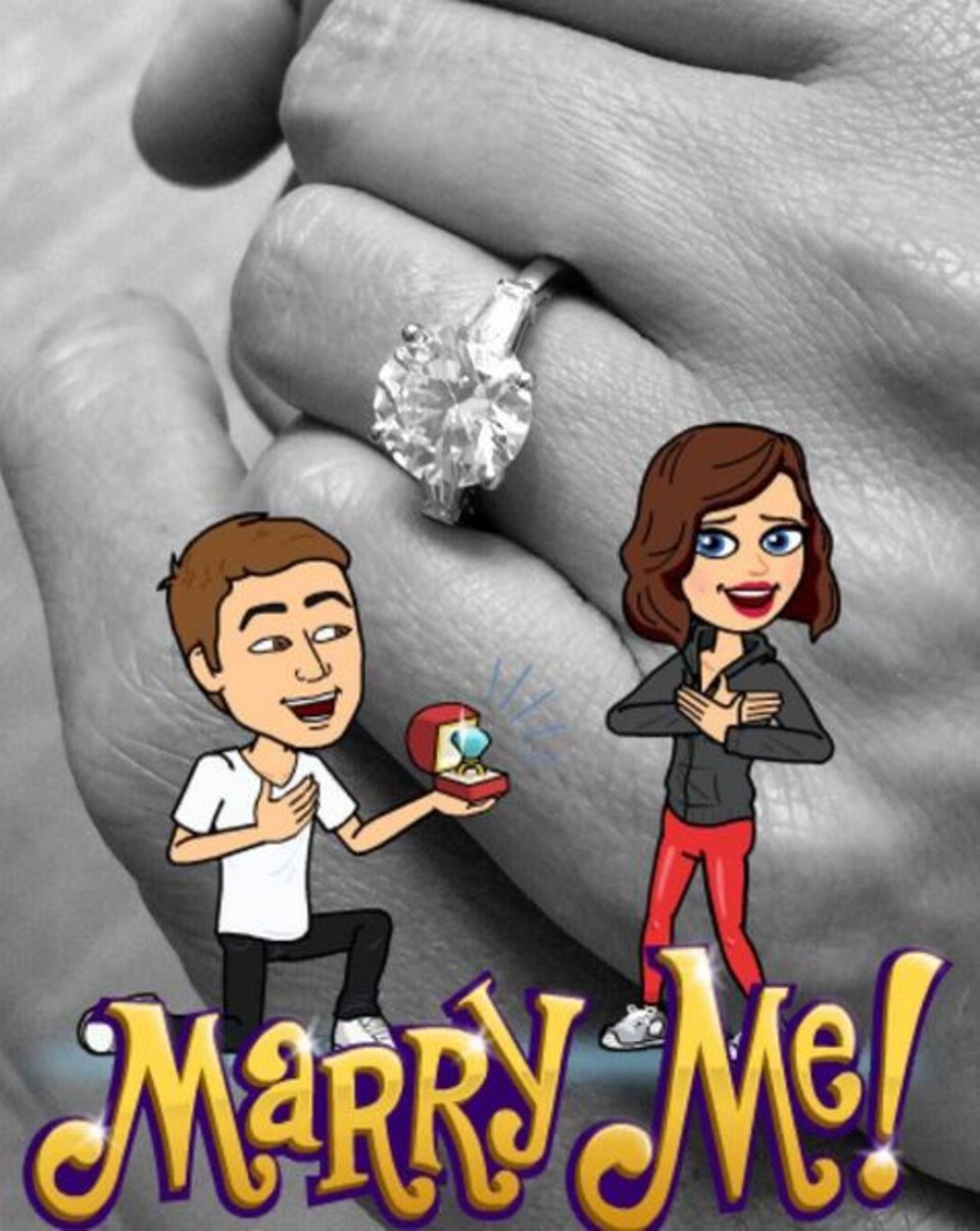 "Ich habe Ja gesagt! schrieb Kerr unter dieses Foto ihres Verlobungsrings, das sie im Snapchat-Stil mit zwei Avataren und einem "Marry Me!" aufpimpte