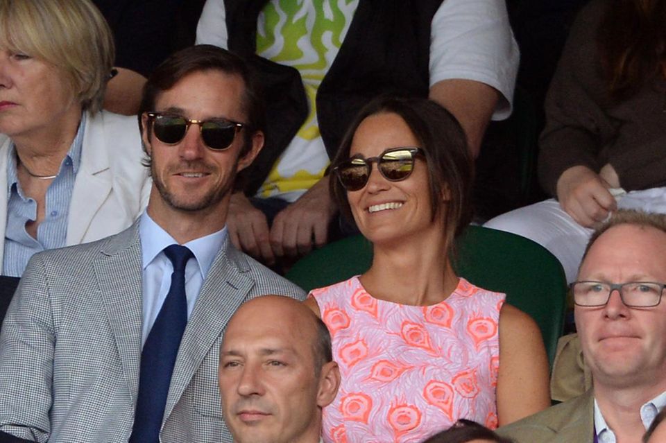 Pippa Middleton: Lässig, luftig, unbeschwert: Pippa, 32, vergangene Woche, einen Tag nach der Verlobung mit James Matthews, 40. Links die beiden Anfang Juli beim Tennisturnier in Wimbledon Lässig, luftig, unbeschwert: Pippa, 32, vergangene Woche, einen Tag nach der Verlobung mit James Matthews, 40. Links die beiden Anfang Juli beim Tennisturnier in Wimbledon