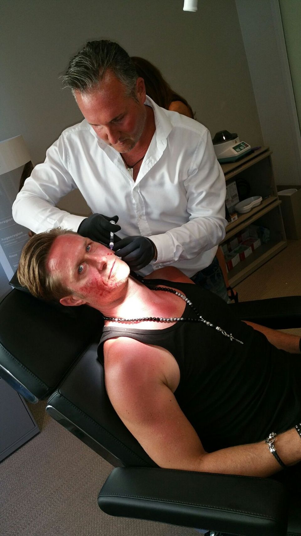 Nico Schwanz: Nico Schwanz legt sich beim Beauty-Doc unters Messer. Nico Schwanz legt sich beim Beauty-Doc unters Messer.