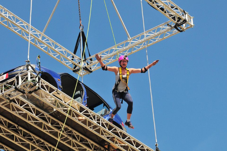 Das Sommerhaus der Stars: Alexandra Legat bei der "Autoreifen-Challenge" Alexandra Legat bei der "Autoreifen-Challenge"