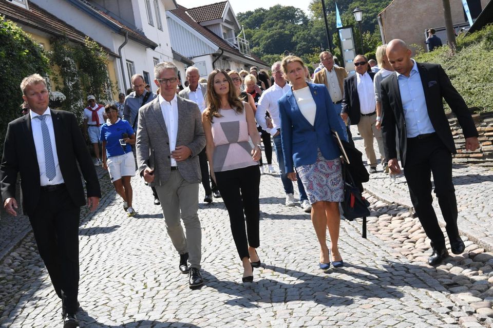 Prinzessin Sofia: Prinzessin kennt die kleinen Gassen des Ortes gut, an den sie für den Wirtschaftsaktionstag kommt. Prinzessin kennt die kleinen Gassen des Ortes gut, an den sie für den Wirtschaftsaktionstag kommt.