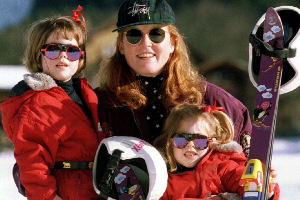 Prinzessin Beatrice: Schon immer urlaubsbegeistert: Prinzessin Beatrice (links) mit ihrer Mutter, Sarah Ferguson, und Schwester Eugenie 1994 beim Skifahren im schweizerischen Klosters. Schon immer urlaubsbegeistert: Prinzessin Beatrice (links) mit ihrer Mutter, Sarah Ferguson, und Schwester Eugenie 1994 beim Skifahren im schweizerischen Klosters.