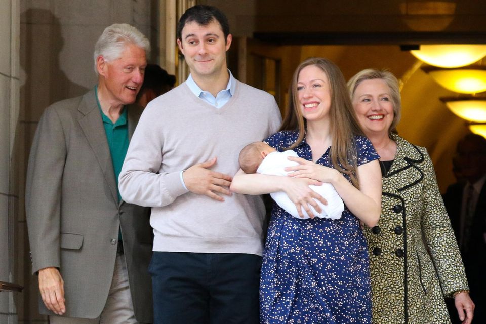 Hillary und Bill mit Tochter Chelsea und Schwiegersohn Marc Mezvinsky. Das Paar hat sie zu zweifachen Großeltern gemacht