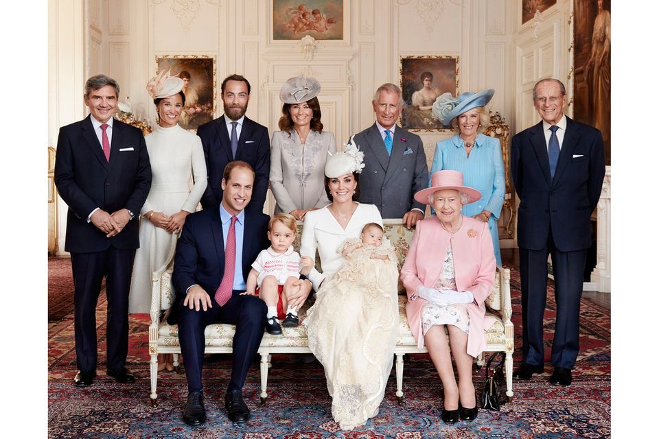 Herzogin Catherine + Prinz William: Die Royal-Familie und die Middletons bei der Taufe von Prinzessin Charlotte im März 2016: Obere Reihe (v.l.n.r.): Michael, Pippa, James und Carole Middleton, gefolgt von Prinz Charles, Ehefrau Camilla und Prinz Philip. Untere Reihe (v.l.n.r.): Prinz William, Prinz George, Herzogin Catherine mit Prinzessin Charlotte auf dem Arm und Queen Elizabeth II. Die Royal-Family bei der Taufe von Prinzessin Charlotte