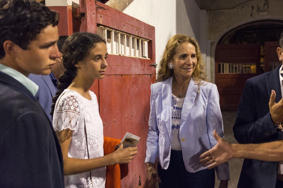 Elena von Spanien, zusammen mit ihren Kindern Felipe Juan und Victoria Federic Elena von Spanien, zusammen mit ihren Kindern Felipe Juan und Victoria Federic