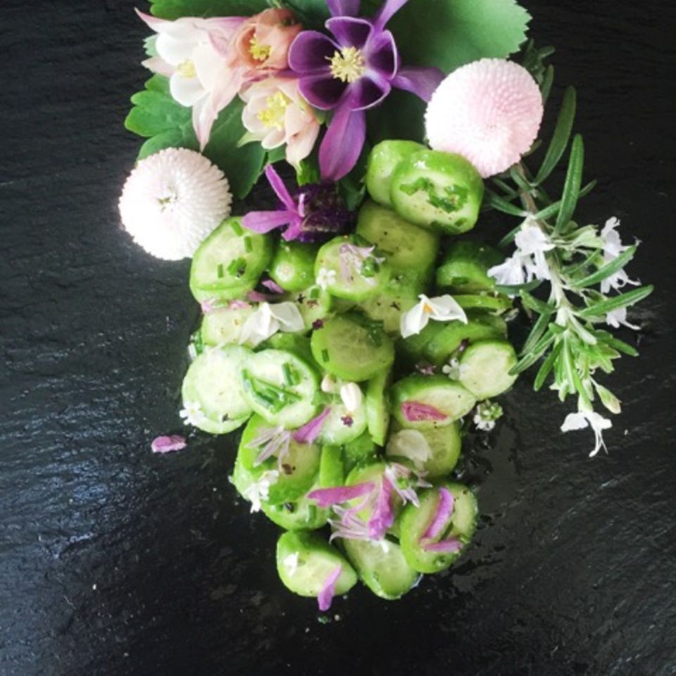 Gurkensalat mit Vinaigrette und Blüten-Mischung