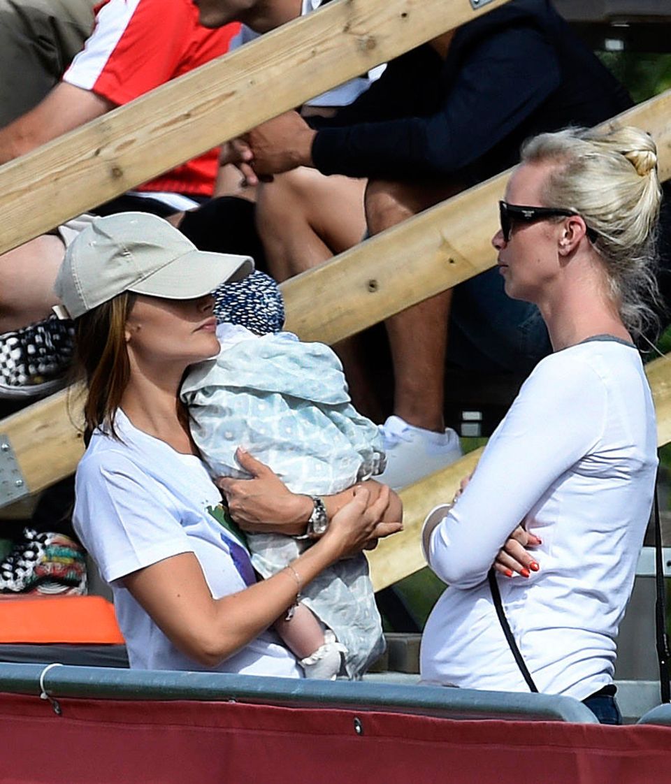 Warum edel, wenn es auch relaxt geht? Sofia locker mit Baby Alexander beim Charity-Fußballspiel "Gothia Cup" in Göteborg