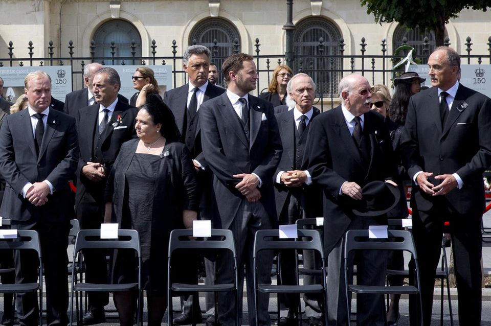 Zu den Vertretern der anderen Königs- und Fürstenhäuser, die an der Beerdigung teilnehmen, gehören unter anderem Georg Friedrich Prinz von Preußen (3. v. rechts), Max Markgraf von Baden (2. v. rechts), Prinz Lorenz von Belgien (ganz rechts) sowie Prinz Carlos Hugo von Bourbon-Parma (4. v. links).