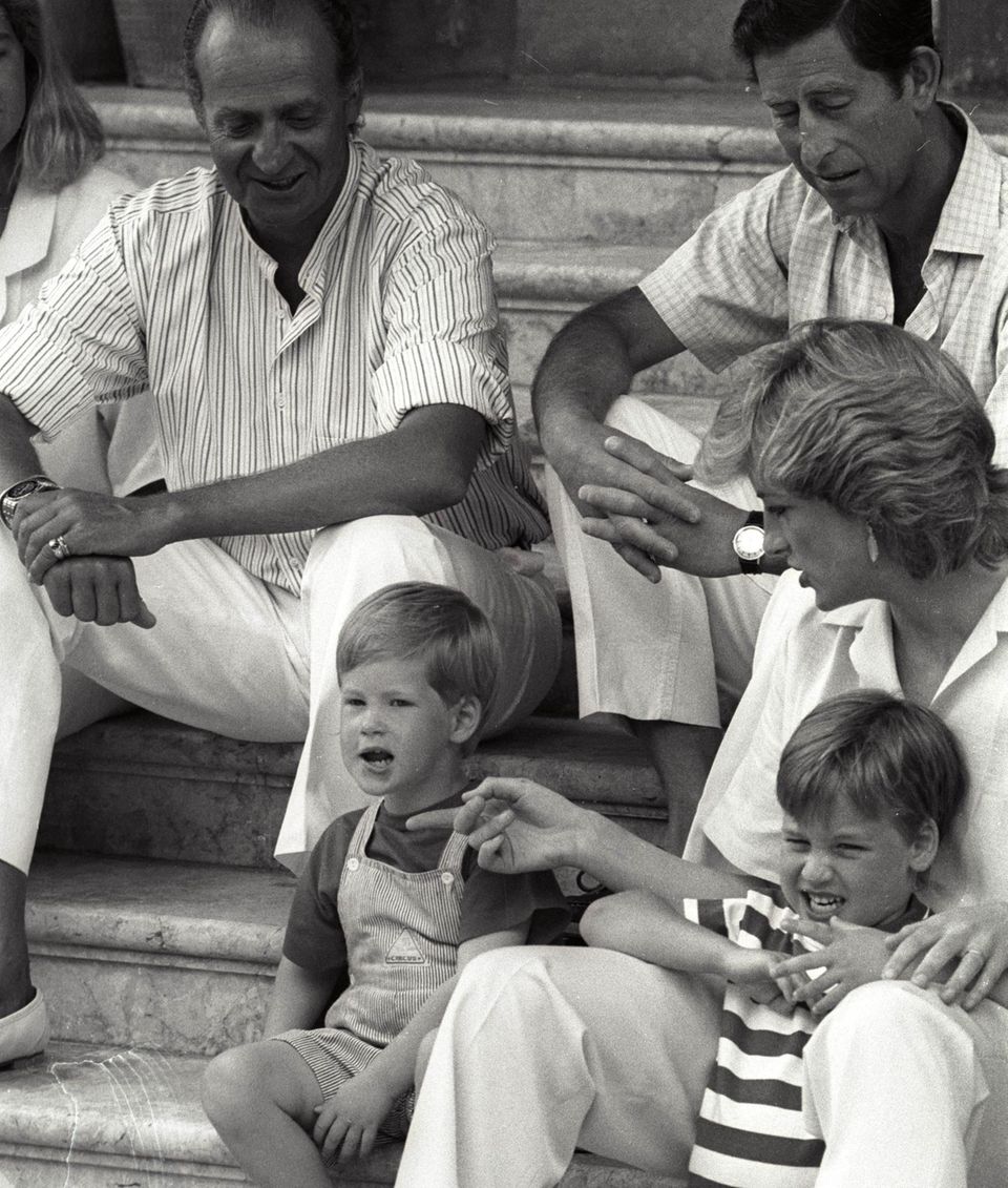 Prinzessin Diana: Gemeinsam mit Spaniens Königsfamilie verbrachten Diana, Charles und die Kinder William und Harry im auch 1988 einen Urlaub im Marivent Palast in Palma de Mallorca. Gemeinsam mit Spaniens Königsfamilie verbrachten Diana, Charles und die Kinder William und Harry im auch 1988 einen Urlaub im Marivent Palast in Palma de Mallorca.