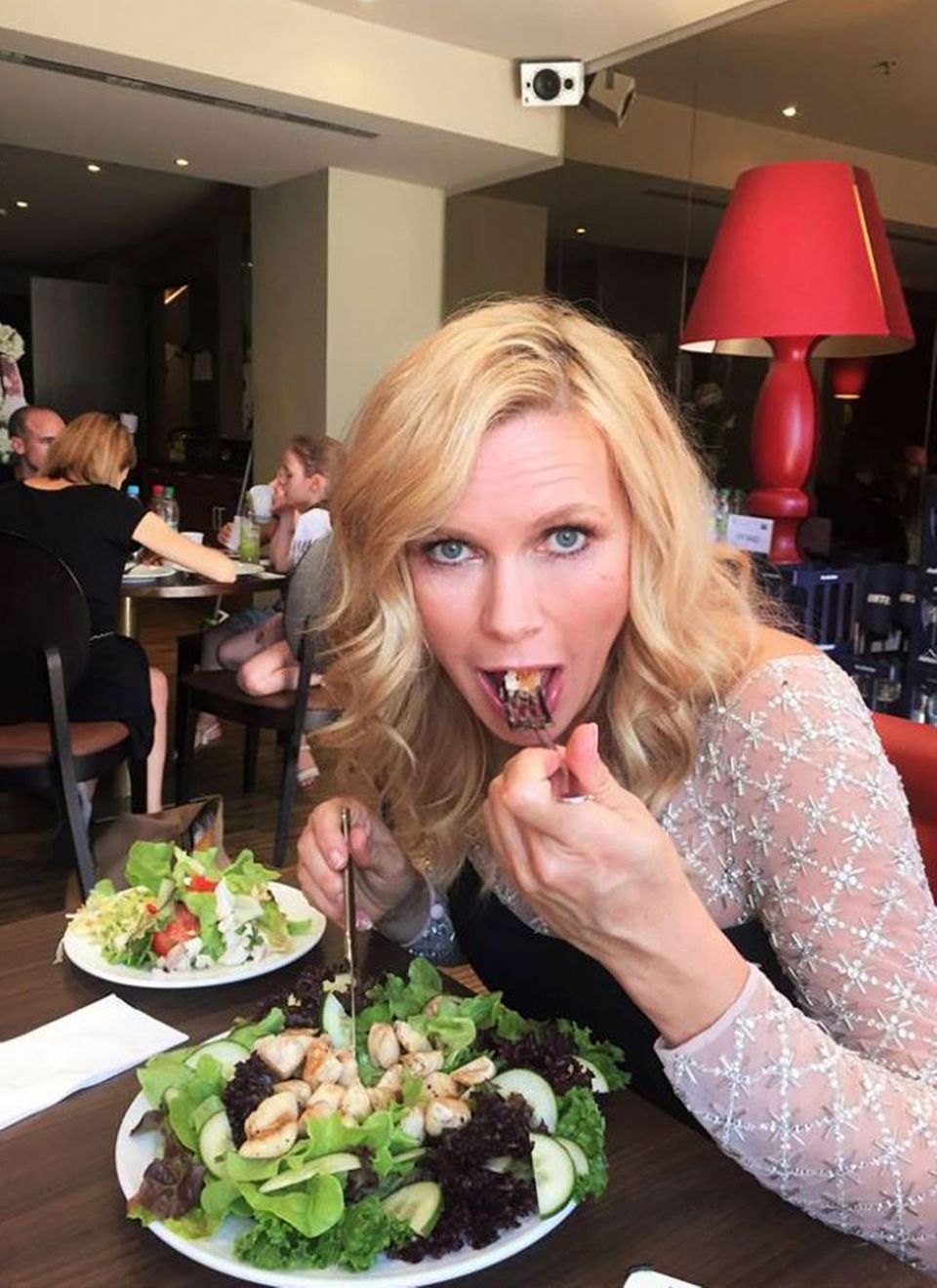 Einen doppelten Salat, bitte! Veronica Ferres zeigt uns ihren Geheimtipp, um dauerhaft schlank und vital zu bleiben.