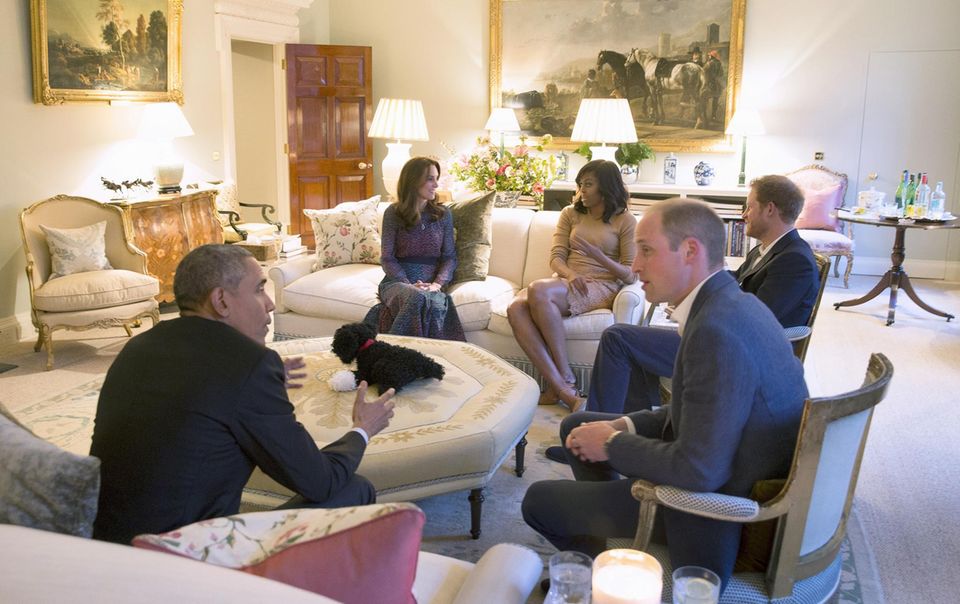 Kensington Palace: Einblicke ins privatere Wohnzimmer der Cambridges gibt es, als die Obamas im April 2016 zu Besuch kommen. Ehe man sich gemeinsam zum Dinner begab, traf sogar Prinz George - im Bademantel - noch den amerikanischen Präsidenten und seine Frau. Einblicke ins privatere Wohnzimmer der Cambridges gibt es, als die Obamas im April 2016 zu Besuch kommen. Ehe man sich gemeinsam zum Dinner begab, traf sogar Prinz George - im Bademantel - noch den amerikanischen Präsidenten und seine Frau.