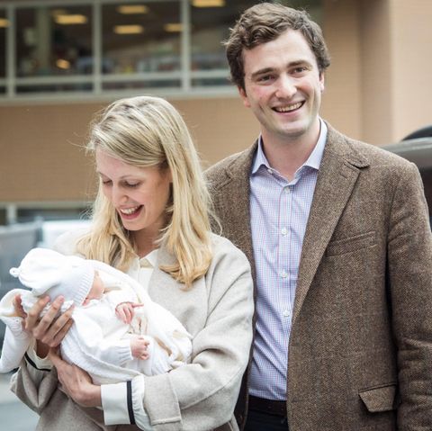 Prinz Amedeo zeigt sich gemeinsam mit Ehefrau Elisabetta und seiner neugeborenen Tochter Anna Astrid am 20. Mai vor dem Krankenhaus