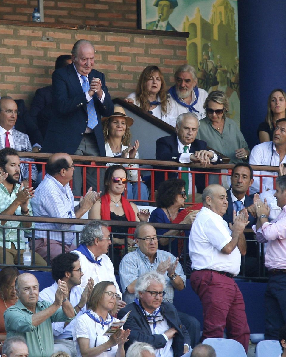 In Bilbao wird König Juan Carlos mit Applaus begrüßt - er ist seit langer Zeit Stierkampf-Fan.