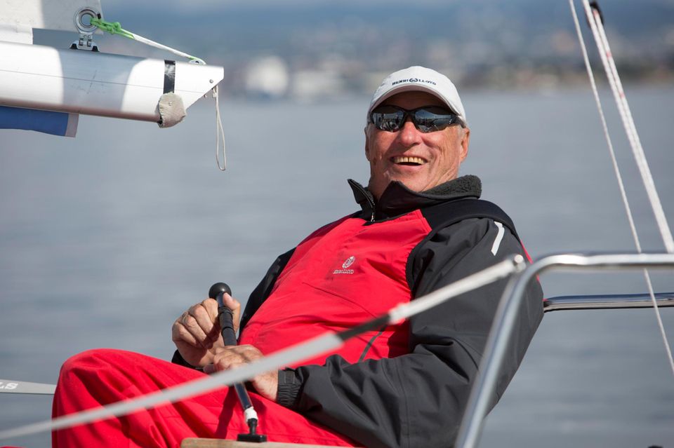 Prinz Haakon: König Harald segelt begeistert schon 2014 bei der königlichen Regatta mit. Ehemaliger Olympia-Teilnehmer in dieser Sportart ist er ebenfalls - und es zieht ihn weiterhin aufs Wasser, auch mit 79 Jahren.