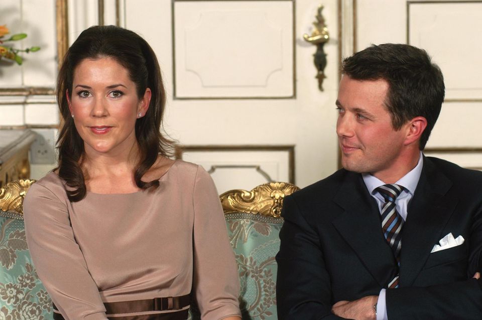 Mary von Dänemark: Am 8. Oktober 2003 wird die Verlobung von Prinz Frederik mit Mary Donaldson offiziell verkündet. Das Prinzessinnen-Training hat begonnen, so dass Mary schon etwas Dänisch sprechen kann. Am 8. Oktober 2003 wird die Verlobung von Prinz Frederik mit Mary Donaldson offiziell verkündet. Das Prinzessinnen-Training hat begonnen, so dass Mary schon etwas Dänisch sprechen kann.