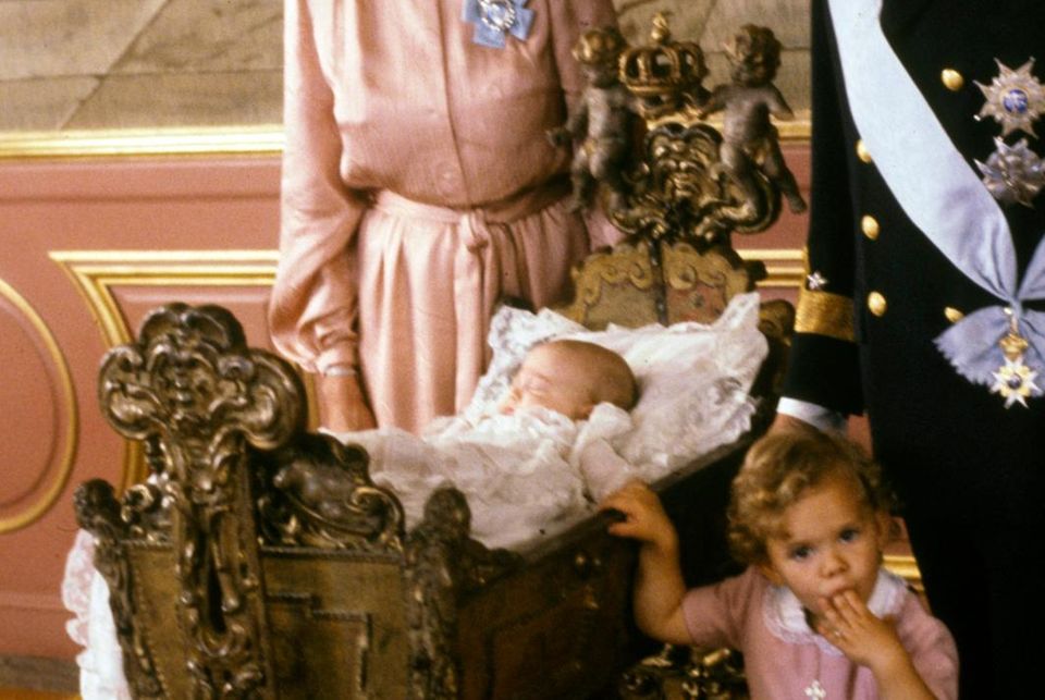 Königliche Taufen in Schweden: Prinz Carl Philip bei seiner Taufe 1979 in der Wiege. Schwester Victoria lag zwei Jahre zuvor in einer anderen. Prinz Carl Philip bei seiner Taufe 1979 in der Wiege. Schwester Victoria lag zwei Jahre zuvor in einer anderen.