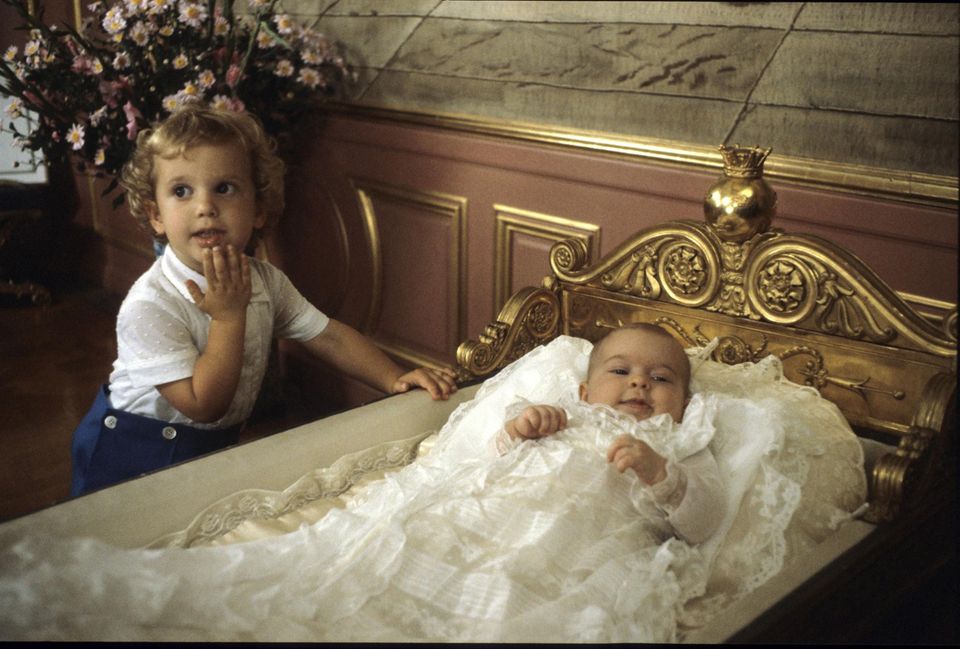 Königliche Taufen in Schweden: 1982 wird Prinzessin Madeleine getauft - und liegt in der selben Wiege wie ihre eigenen Kinder Jahrzehnte später. 1982 wird Prinzessin Madeleine getauft - und liegt in der selben Wiege wie ihre eigenen Kinder Jahrzehnte später.