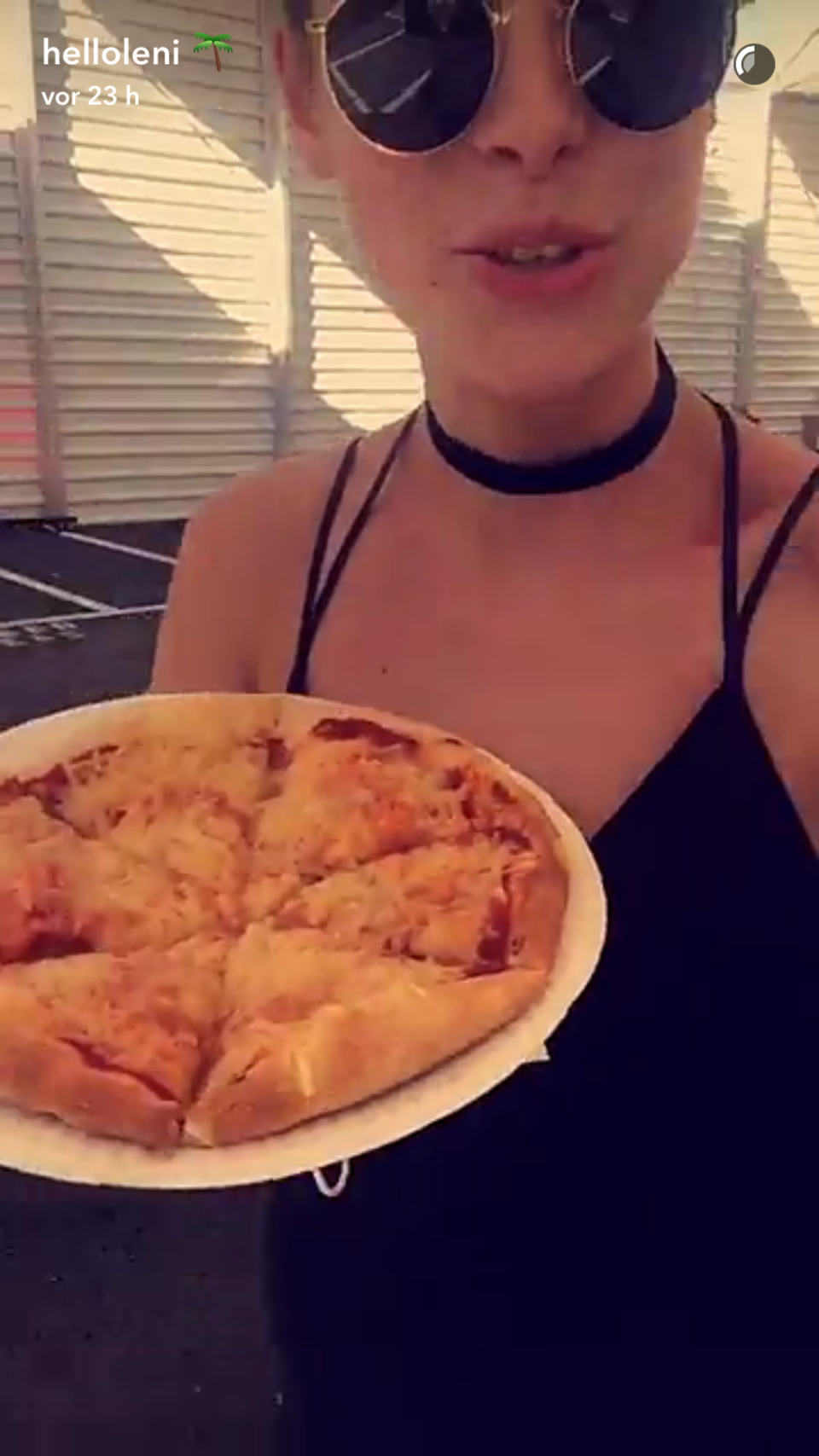 Als Belohnung gönnt sich die Sängerin eine Pizza!