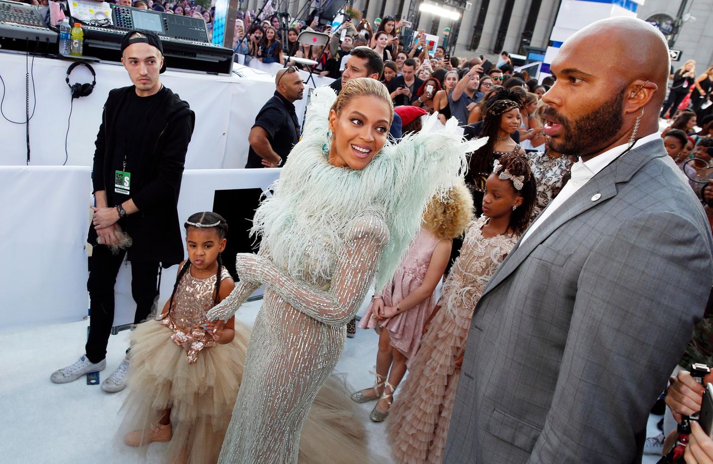 Beyoncé bringt Blue Ivy als ihr Date mit zu den VMAs. Mutter und Tochter glitzern in ihren Kleidern um die Wette.