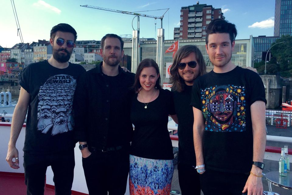 Bastille: GALA-Redakteurin Kathrin schipperte mit Kyle, Will, Woody und Dan (v.l.) von Bastille über die Elbe. GALA-Redakteurin Kathrin schipperte mit Kyle, Will, Woody und Dan (v.l.) von Bastille über die Elbe.