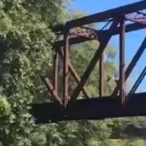 Vierjähriger Junge wird von einer Brücke geworfen