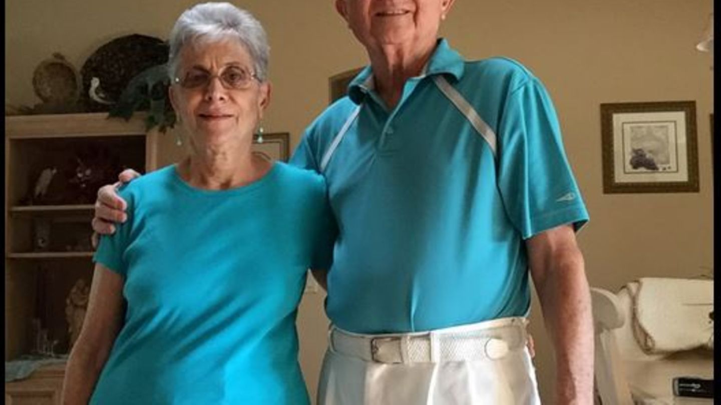 Сколько живут дедушки. Пенсионеры в США. Американские пенсионеры. Реальные американские пенсионеры. Пожилые пары в одинаковой одежде фото.