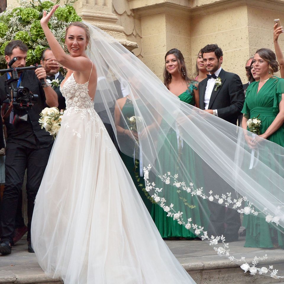 Was für eine wunderschöne Braut: Cristèl Carrisi kommt in einem märchenhaften Hochzeitskleid an der Kathedrale San Matteo im italienischen Apulien an.