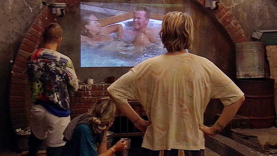 In der Kanalisation schauen die Bewohner zu, wie sich Jessica und Marcus von Anhalt im Pool vergnügen.