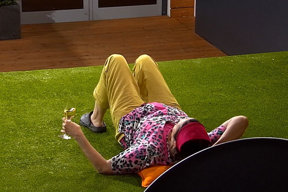 Promi Big Brother 2016: Betrunken? Isa Jank ist nicht mehr wachzukriegen. Betrunken? Isa Jank ist nicht mehr wachzukriegen.