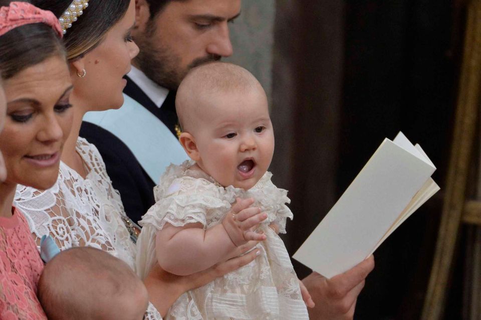 9. September 2016  Alexander wippt zwischendurch - gehalten von Prinzessin Sofia - fröhlich umher.