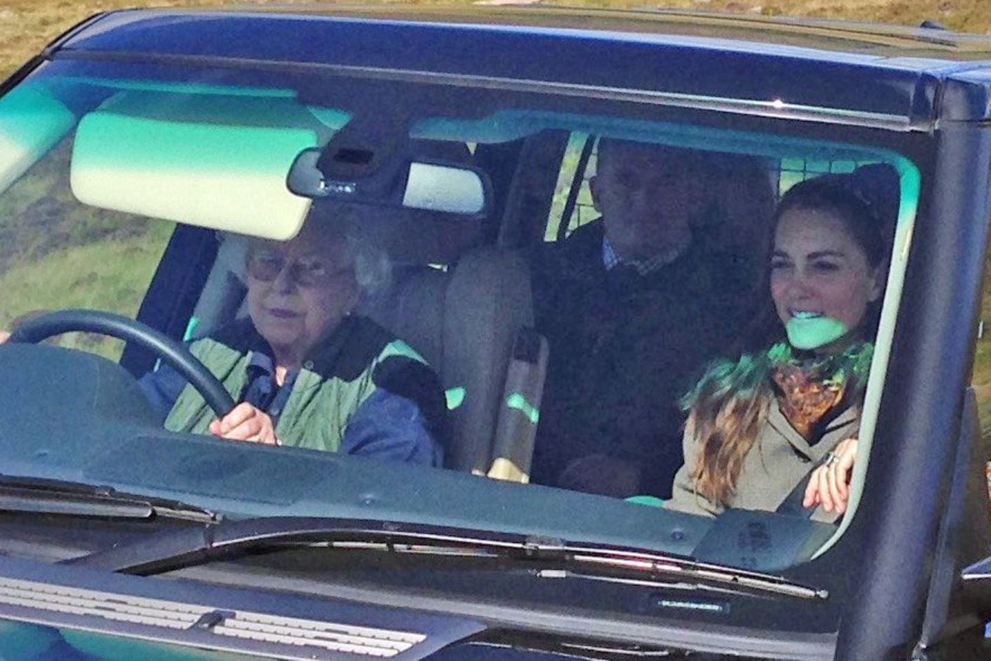 Queen Elizabeth II. fährt Auto