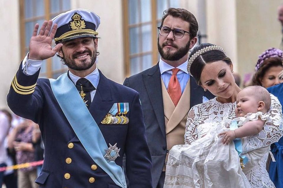 Prinzessin Sofia: 9. September 2016 Das Prinzenpaar winkt den Schaulustigen zu auf dem Weg von der Kirche zum Schloss. 9. September 2016 Das Prinzenpaar winkt den Schaulustigen zu auf dem Weg von der Kirche zum Schloss.