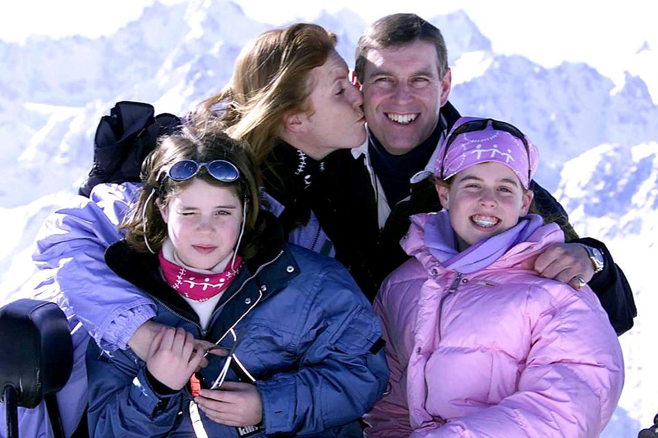Fergie, Andrew und ihre Töchter Eugenie (ganz l.) und Beatrice im Skiurlaub in Verbier – fünf Jahre nach der Scheidung 1996