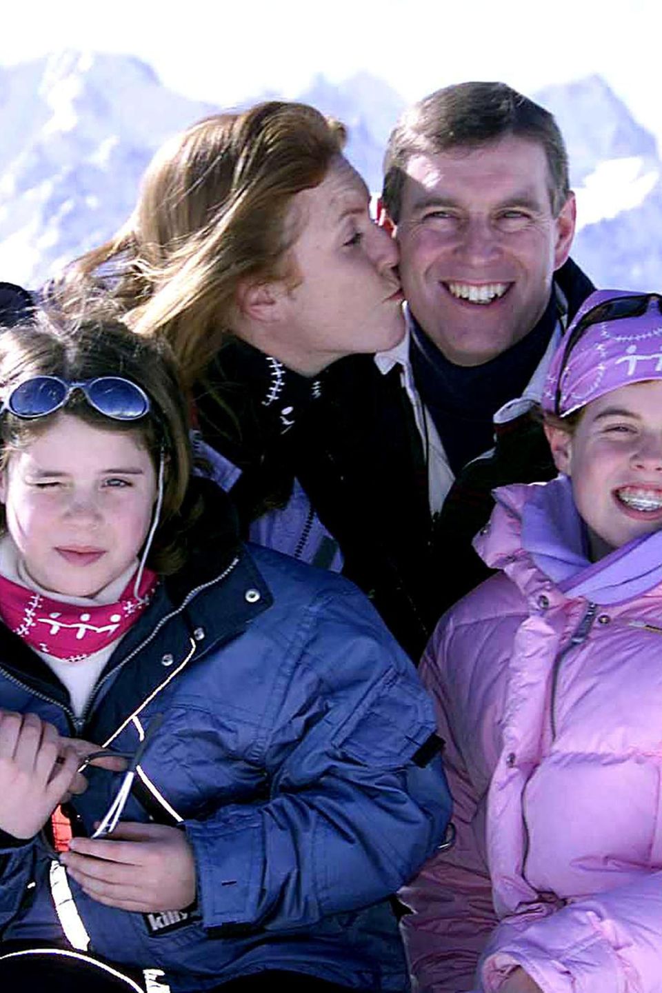Fergie, Andrew und ihre Töchter Eugenie (ganz l.) und Beatrice im Skiurlaub in Verbier – fünf Jahre nach der Scheidung 1996 Fergie, Andrew und ihre Töchter Eugenie (ganz l.) und Beatrice im Skiurlaub in Verbier – fünf Jahre nach der Scheidung 1996
