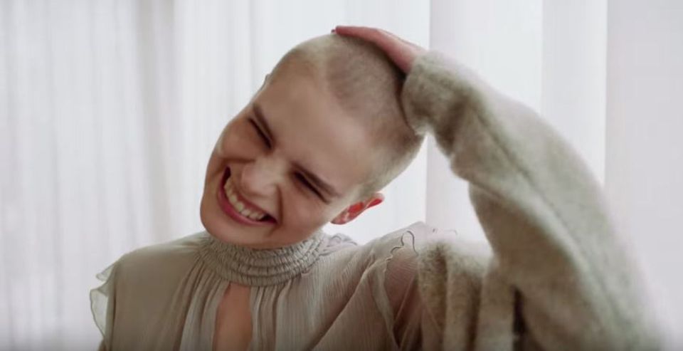 H&M: Die neue H&M Werbekampagne zeigt nicht nur Frauen mit Bauchspeck, sondern auch Frauen mit Glatze. H&M: Die neue H&M Werbekampagne zeigt nicht nur Frauen mit Bauchspeck, sondern auch Frauen mit Glatze.