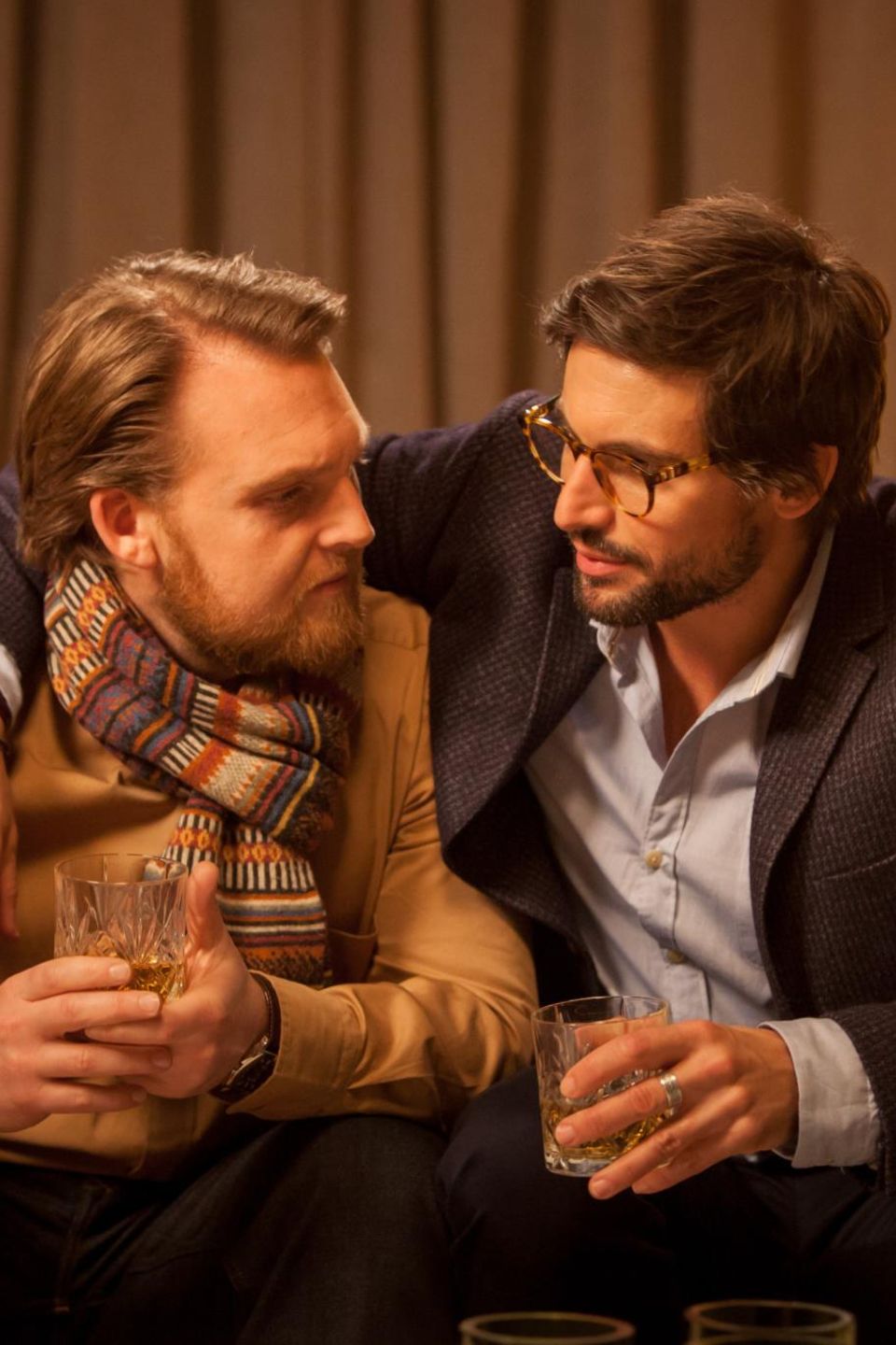 Friedrich (Axel Stein) bekommt von Edgar (Tom Beck) dessen Frauensystem erklärt. Friedrich (Axel Stein) bekommt von Edgar (Tom Beck) dessen Frauensystem erklärt.