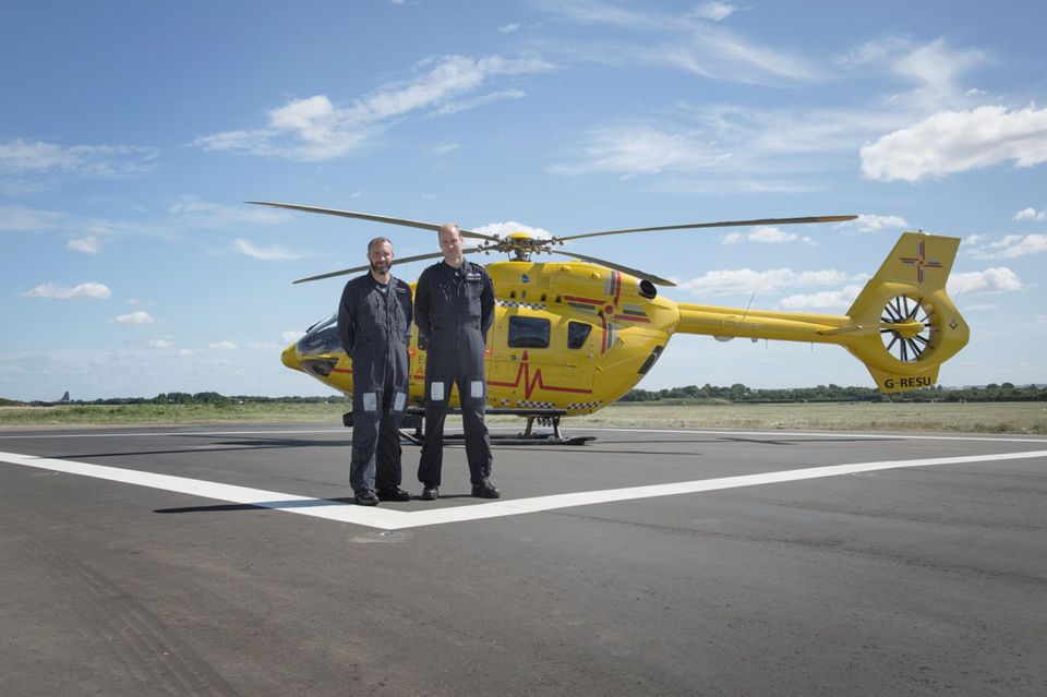 Prinz William: Prinz William vor dem Rettungshelikopter, den er mit Kapitän James Pusey gemeinsam fliegt. Prinz William vor dem Rettungshelikopter, den er mit Kapitän James Pusey gemeinsam fliegt.