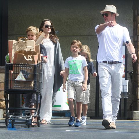 4. Juli 2016  Eine herrlich normale Familie: Angelina Jolie und Brad Pitt erledigen mit ihren Kindern Shiloh, Knox und Vivienne in Los Feliz letzte Einkäufe für das Festessen am Independence Day.