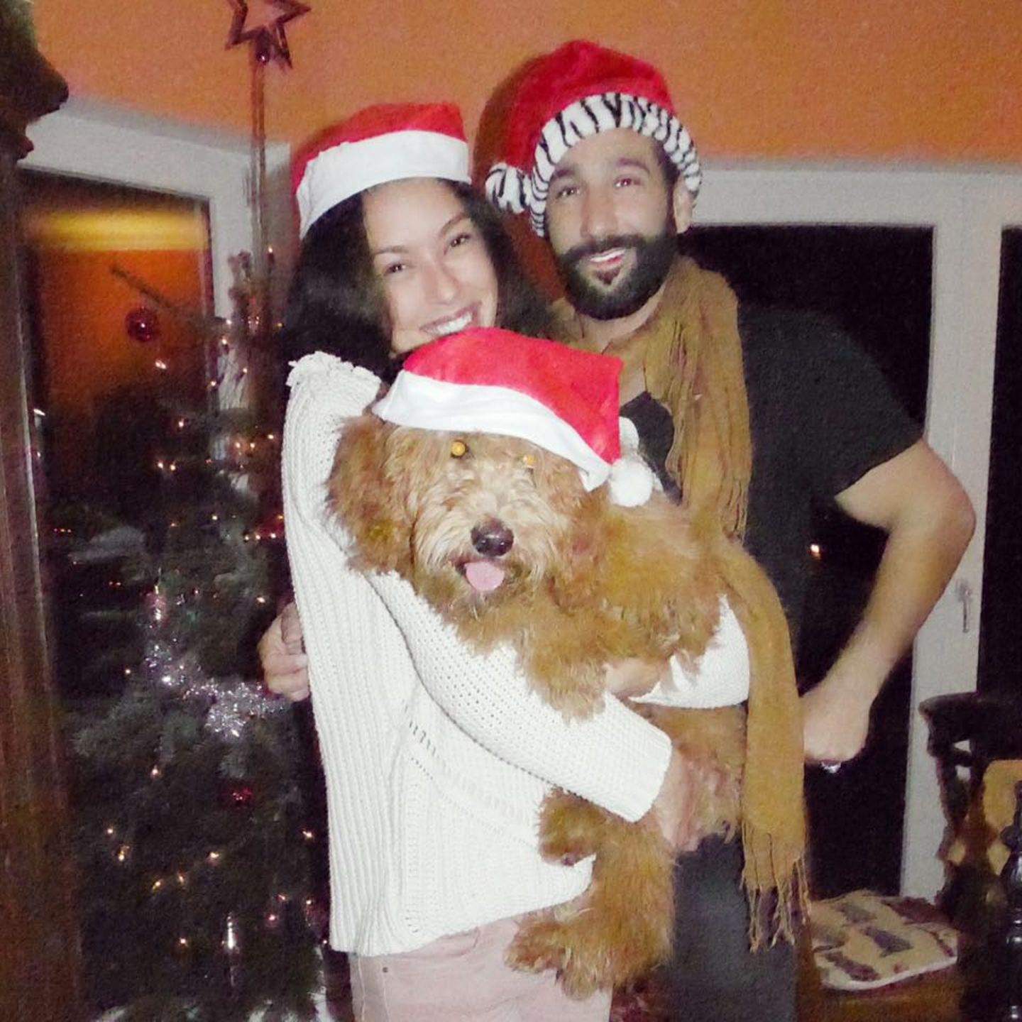 24. Dezember 2016  Mit diesem süßen Foto grüßen Rebecca Mir und Massimo Sinató ihre Fans zu Weihnachten.