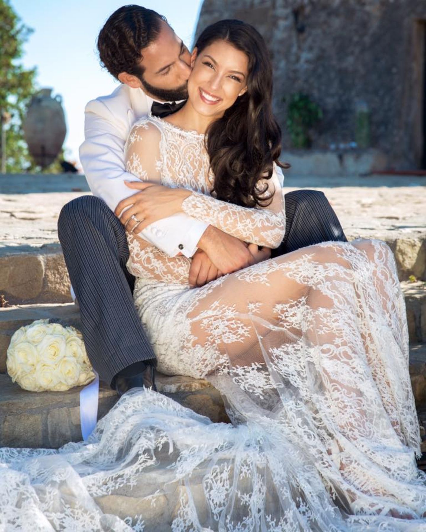 27. Juni 2016  Zum ersten Hochzeitstag erfreut Rebecca Mir uns mit einem weiteren Foto ihrer Hochzeit mit Massimo Sinató. Ein Jahr nach ihrer Vermählung sind das Model und der Tänzer verliebt wie eh und je.