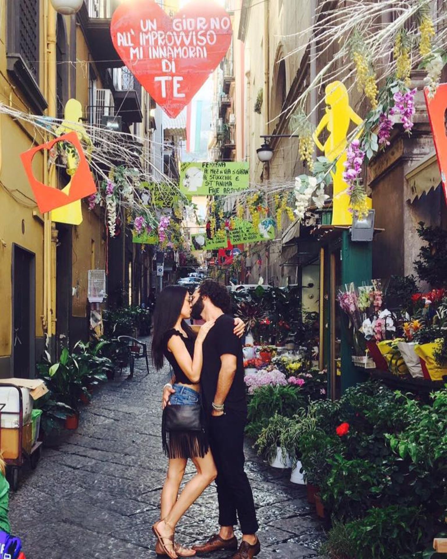 6. Juli 2016   Es ist Weltkusstag: Rebecca Mir und Massimo Sinató zeigen sich vor romantischer Kulisse, verliebt knutschend.