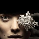 Die strahlenförmige Platinbrosche "Soleil" mit Diamanten von mehr als 17 Karat funkelt in der Nacht besonders schön. Von Chanel