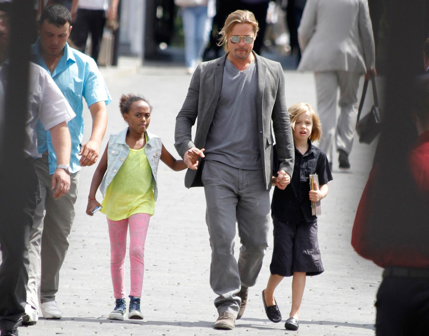 2013  Brad Pitt ist für ein paar Tage in Russland für das "Moskow International Film Festival" und nutzt die Zeit um mit seinen Töchtern Zahara und Shiloh durch die Stadt zu spazieren.